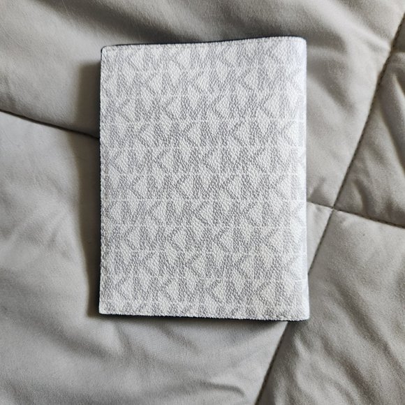 Authentic Michael Kors Weekender in Ocean Blue with matching Passport Wallet - Picture 7 of 10